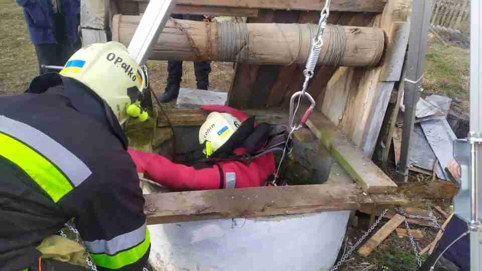 На Рівненщині рятувальники витягли тіло чоловіка з колодязя