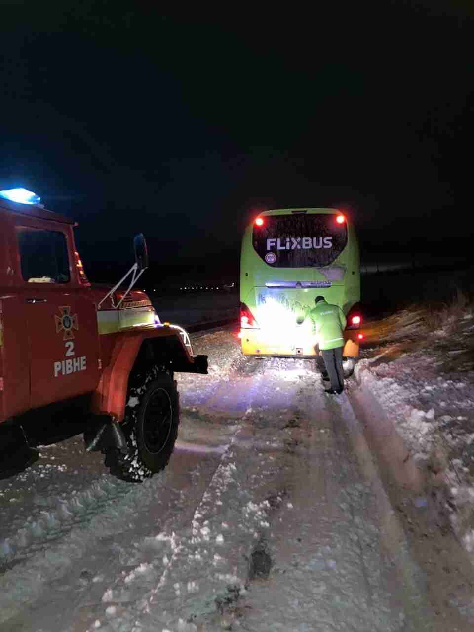 На Рівненщині рятувальники з перемету витягли автобус