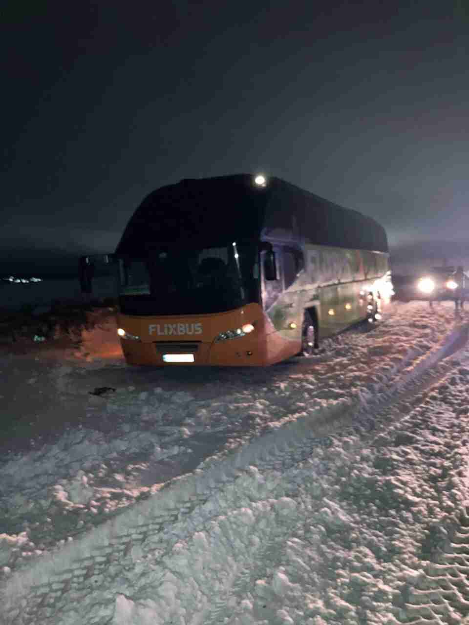 На Рівненщині рятувальники з перемету витягли автобус