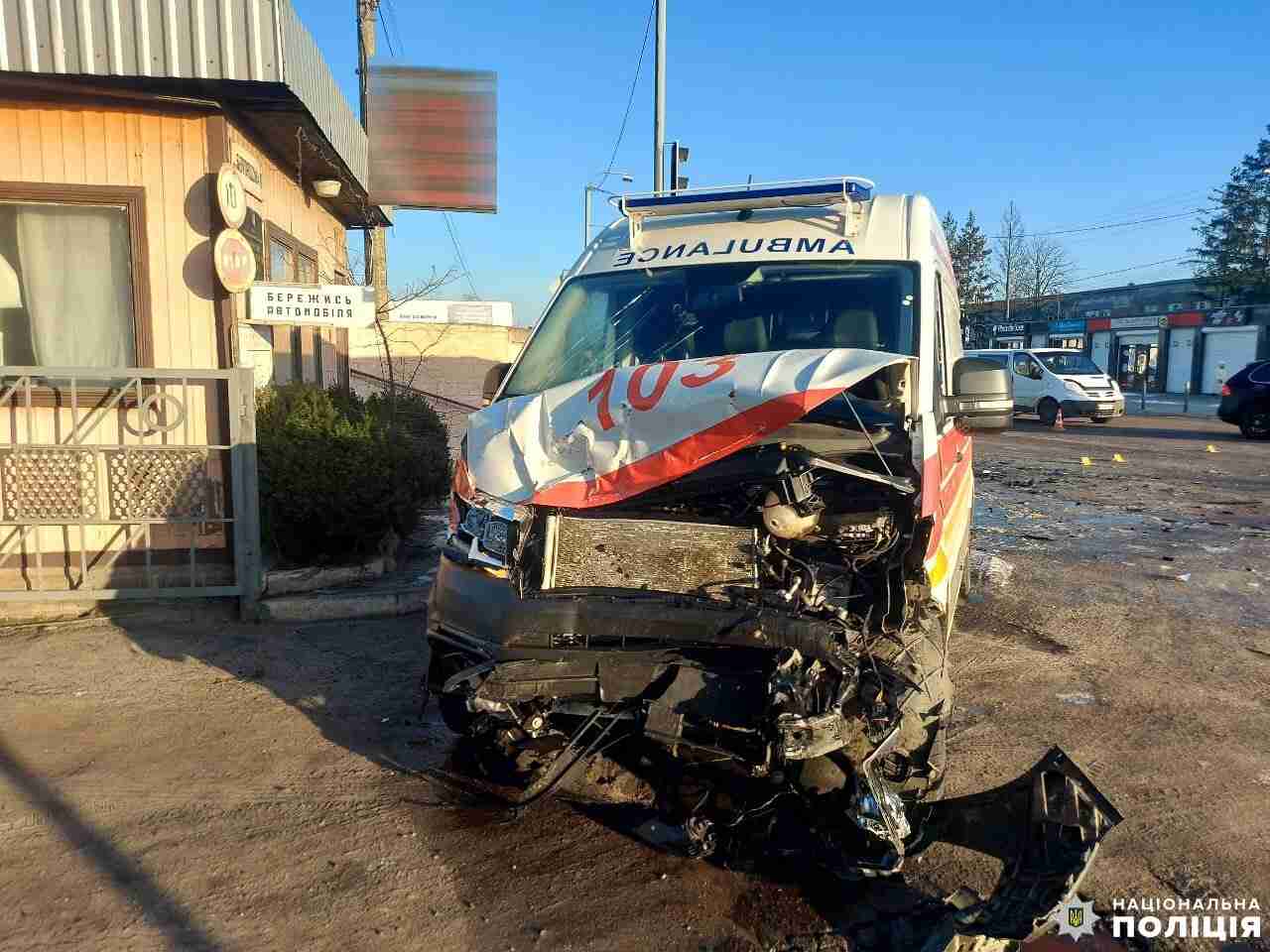 На Рівненщині у ДТП постраждали поліцейська, медик і пацієнтка автомобіля швидкої допомоги (ФОТО)