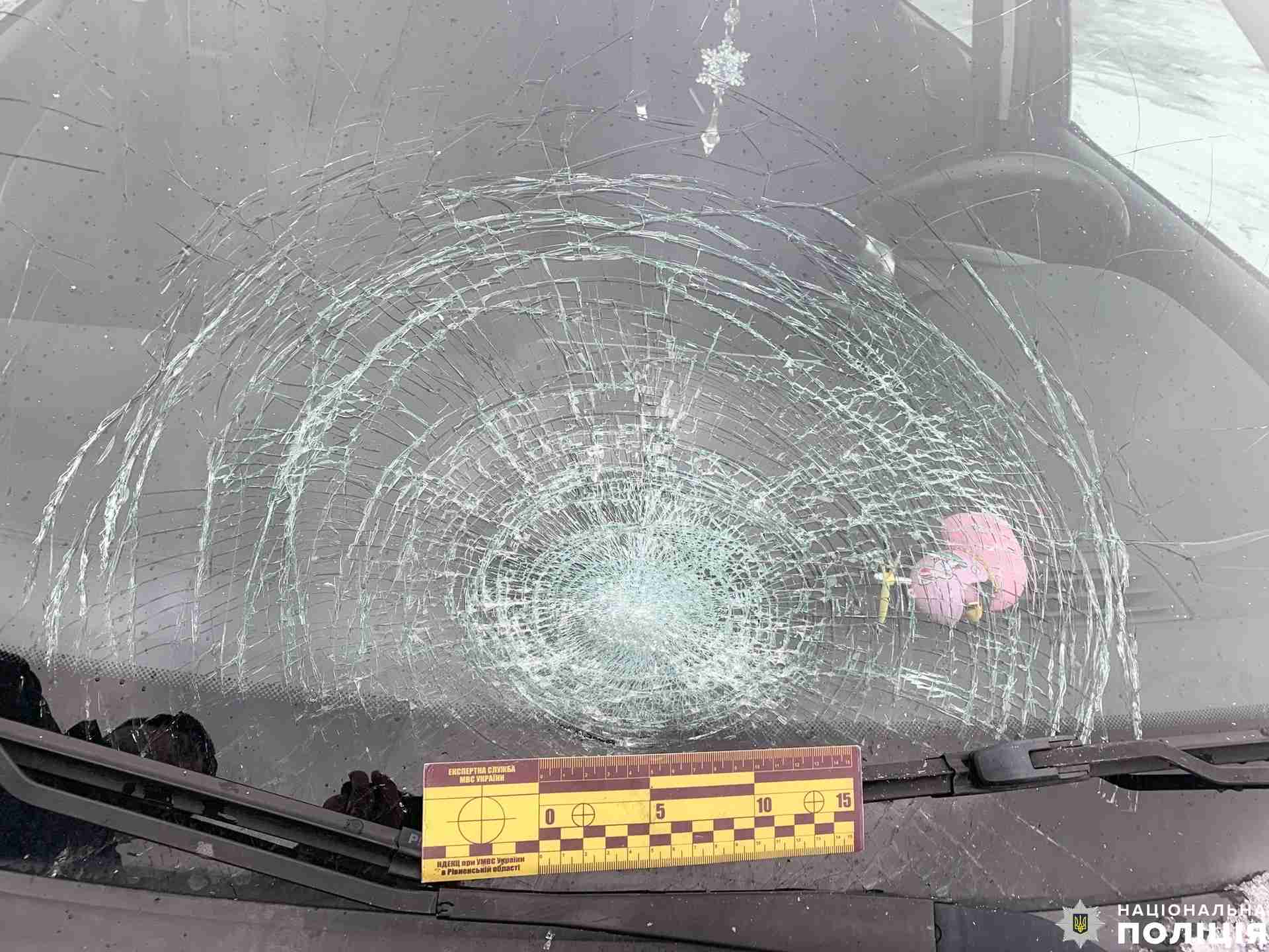 На Рівненщині водій легковика збив дитину на пішохідному переході (ФОТО)