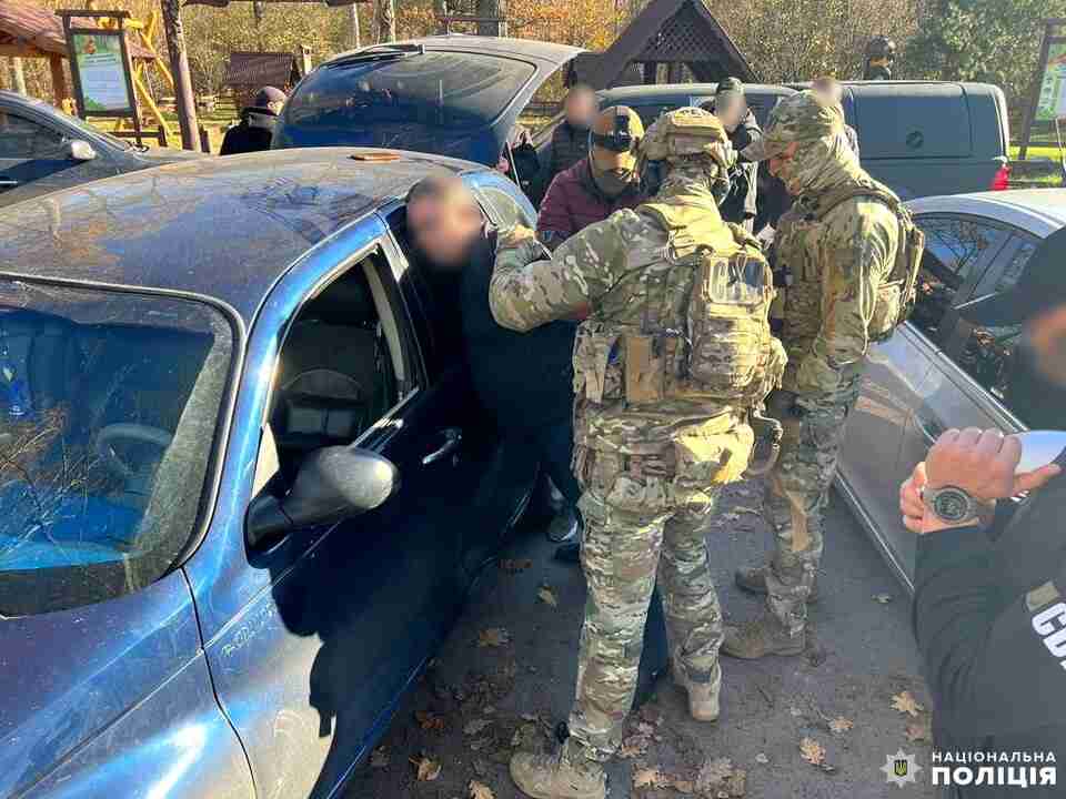 На Рівненщині затримали чоловіка, який продавав гранатомети, автомати та боєприпаси з фронту (ФОТО)