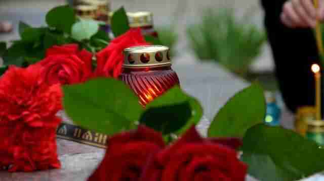 На Рівненщині жінка вкрала з могили воїна 20 троянд, щоб подарувати їх невістці