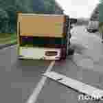 На Рівненщині на слизькій дорозі перекинувся хлібовоз, водій загинув (ФОТО)