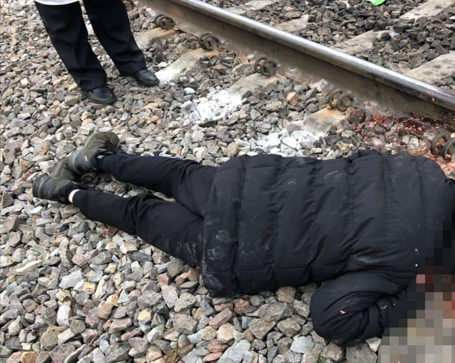 На Рівненщині під колесами потяга загинув неповнолітній (фото 18+)