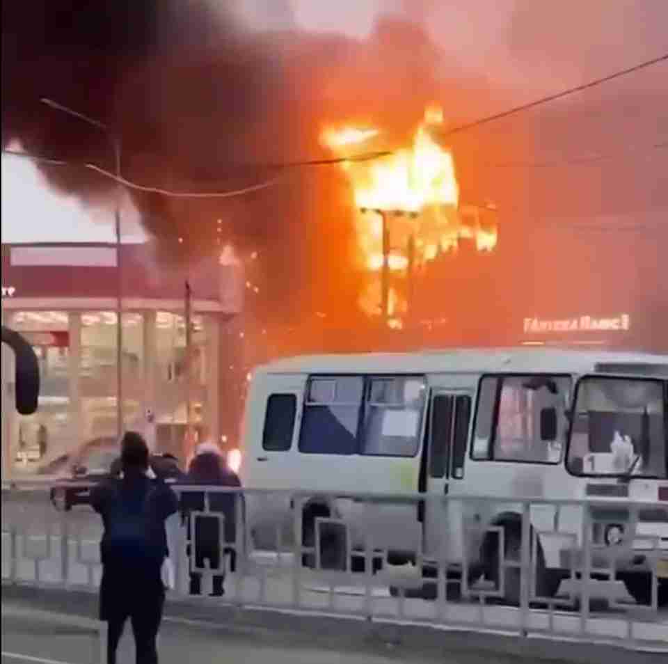 На росії масштабна пожежа в торговому центрі (ВІДЕО, ФОТО)
