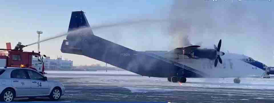 На росії загорівся літак в аеропорту (ВІДЕО)