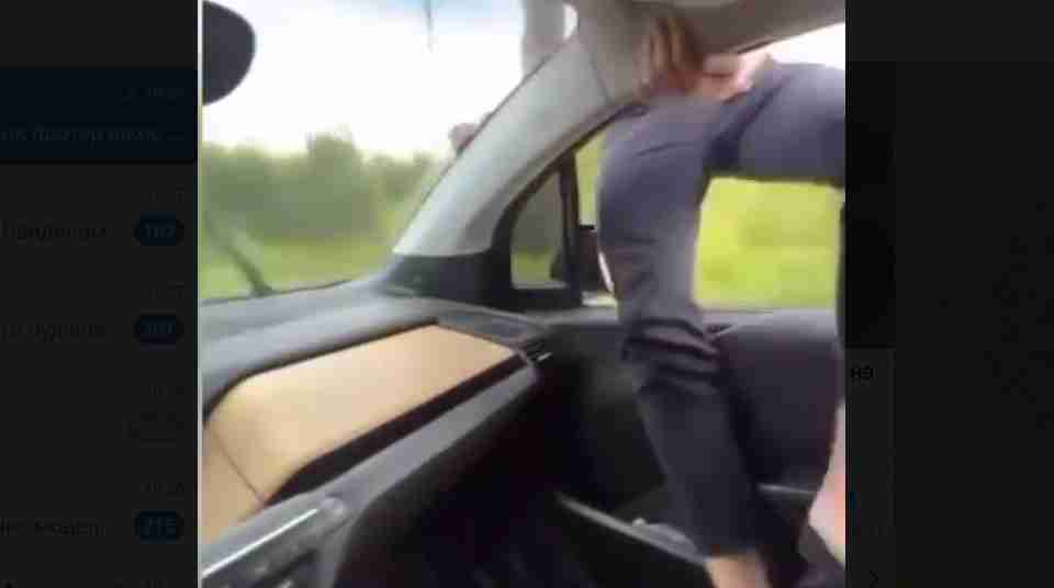 На швидкості 80 км/год: на Львівщині молодик виліз на авто, щоб витерти вікно (ВІДЕО)