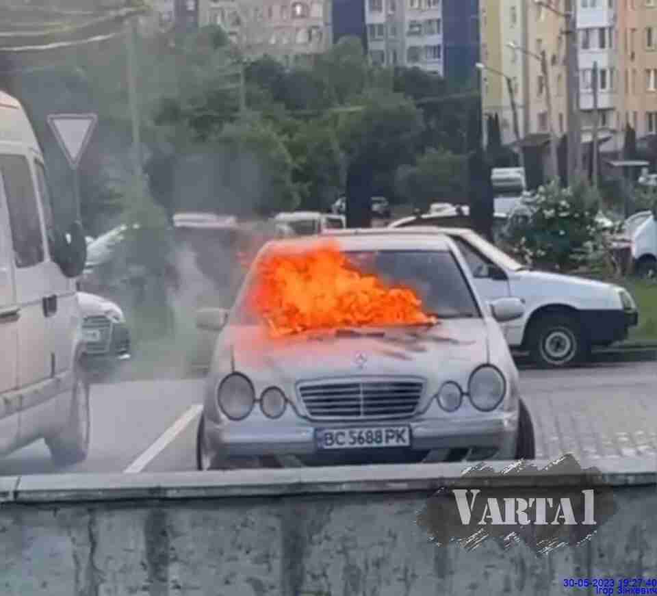 На Сихові загорівся припаркований на вулиці автомобіль (ФОТО)
