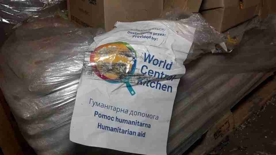 На складах у Києві гниє гуманітарка, призначена для військових та цивільних (ФОТО)
