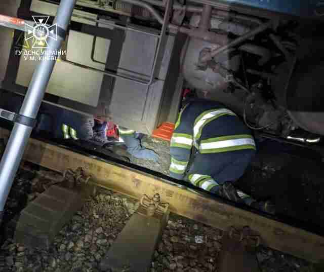 На станції метро у Києві пасажир впав на рейки під потяг: деталі трагічного інциденту (ФОТО)
