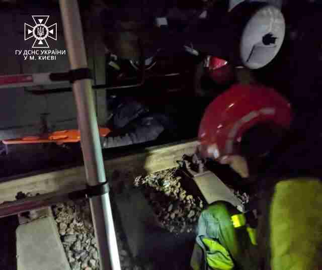На станції метро у Києві пасажир впав на рейки під потяг: деталі трагічного інциденту (ФОТО)