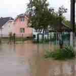 На Стрийщині рятувальники ліквідовують наслідки затоплення в селі (фото)