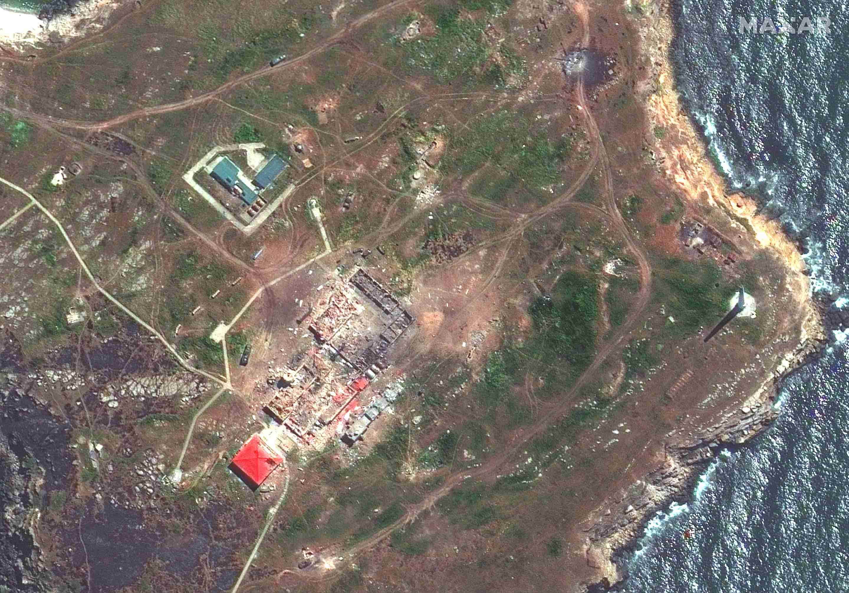 На супутникові знімки від «Maxar Technology» зафіксували момент знищення російських суден поблизу острова Зміїний (фото)