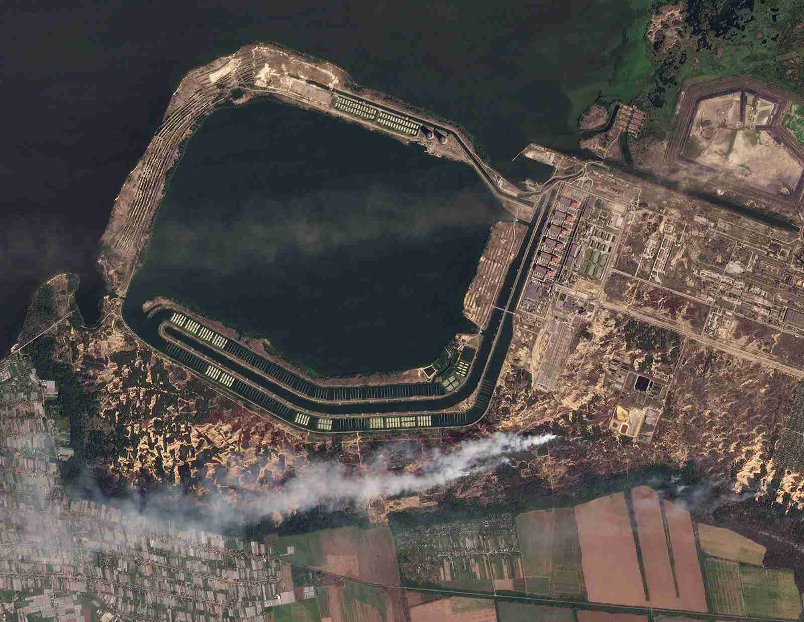 На супутникових знімках видно пожежі та дим навколо Запорізької атомної станції (фото)