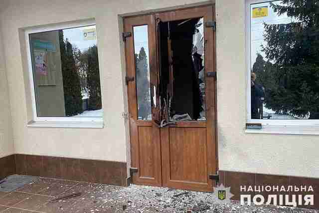На Тернопільщині кинули гранату в приміщення селищної ради (ФОТО)