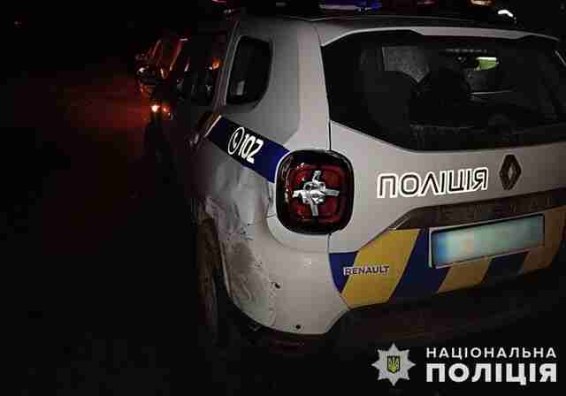 На Тернопільщині п'яний водій в'їхав в авто патрульних, коли ті складали протокол щодо іншого п’яного водія (ФОТО)