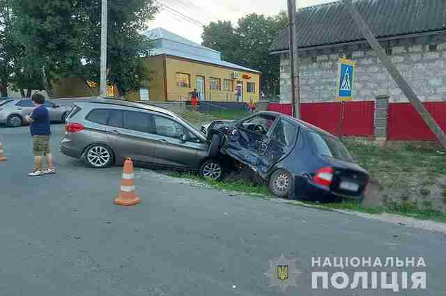 На Тернопільщині під час ДТП автомобілі збили дівчину, яка стояла на зупинці (ФОТО)