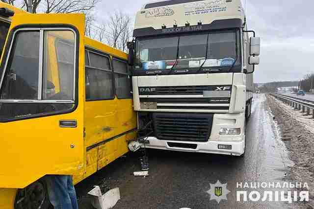 На Тернопільщині в ДТП потрапив пасажирський автобус, постраждало восьмеро людей  (ФОТО)