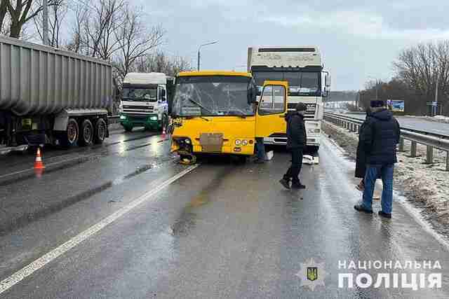 На Тернопільщині в ДТП потрапив пасажирський автобус, постраждало восьмеро людей  (ФОТО)
