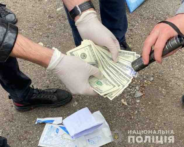 На Тернопільщині затримали заступника комісара військкомату, який за 1500 доларів мав визнати чоловіка непридатним для служби (фото)