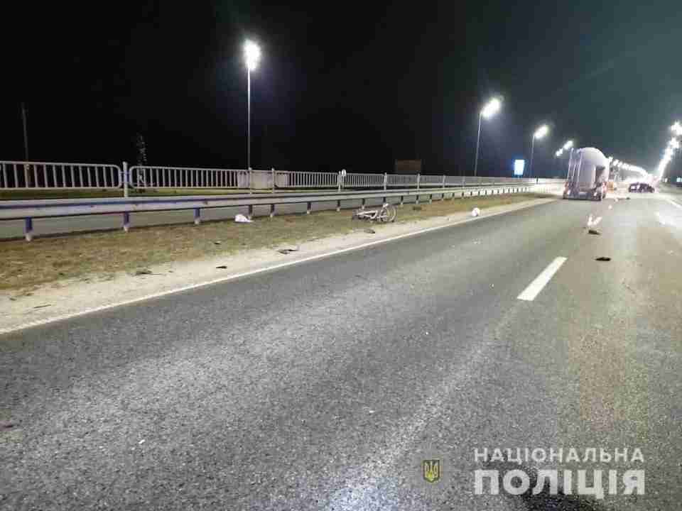На трасі «Київ-Чоп» під колесами легковика загинув велосипедист (ФОТО)