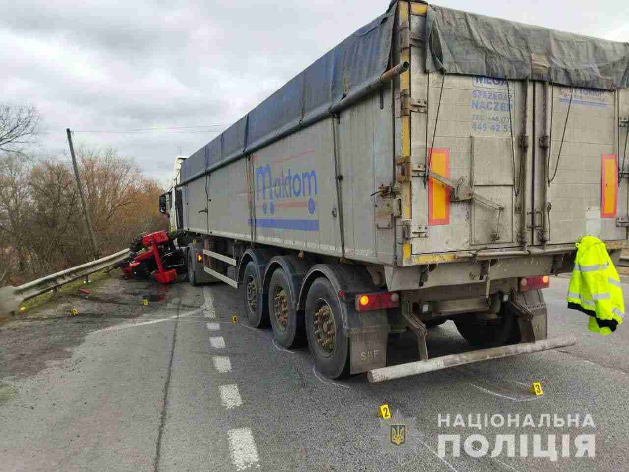 На трасі «Київ-Чоп» сталося зіткнення трактора і вантажівки (ФОТО)