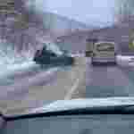 На трасі Київ-Чоп поблизу перевалу сталося лобове зіткнення легковика і буса (ФОТО)