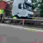 На трасі «Київ-Чоп» вантажівка влетіла у відбійник (ФОТО)
