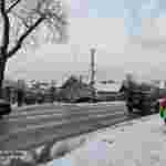 На трасі «Львів-Краковець» фура злетіла з дороги на приватне подвір’я (фото)