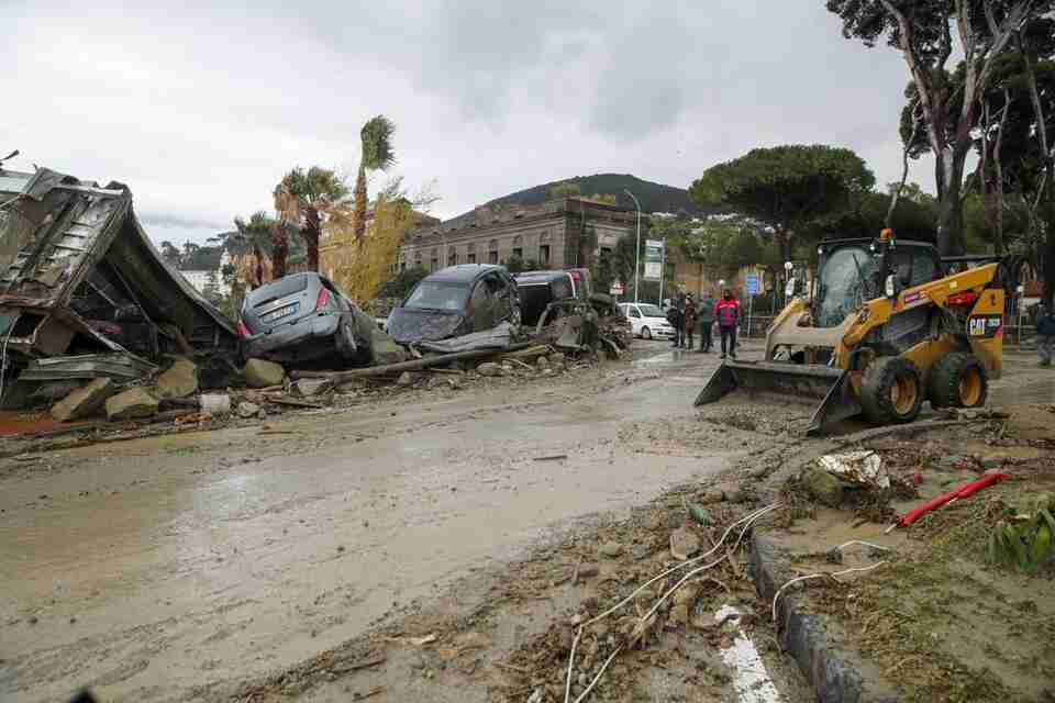 На туристичному острові в Італії стався зсув: зруйновані будівлі, люди зникли безвісти (ФОТО)