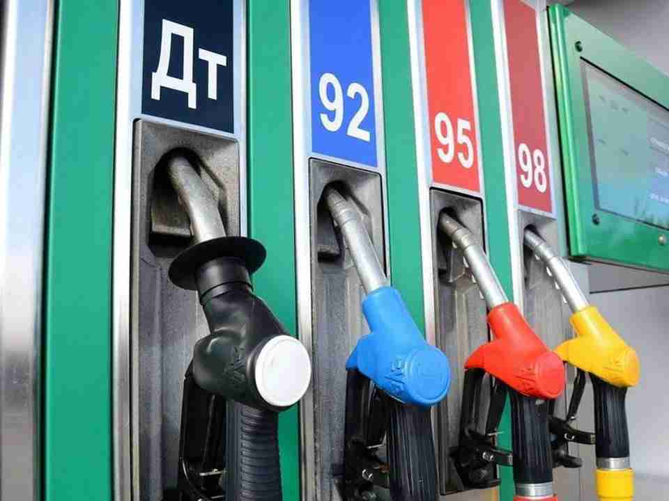 На українських АЗС виник дефіцит пального, яке скоро здорожчає: лише по 10 літрів в один бак
