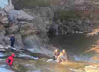 На українському курорті дитина впала у бурхливий потік біля водоспаду (ФОТО)
