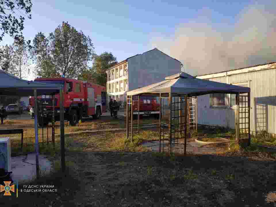 На українському курорті з палаючої бази відпочинку рятували людей (ФОТО)