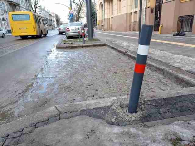 На відремонтованій вулиці Степана Бандери сніг зійшов разом з антипаркувальними елементами (ФОТО)