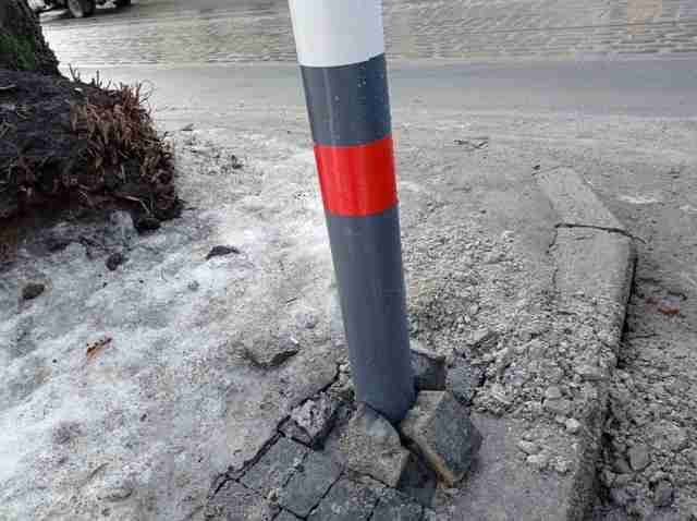 На відремонтованій вулиці Степана Бандери сніг зійшов разом з антипаркувальними елементами (ФОТО)