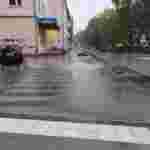 На відремонтованих у Львові вулицях «стоїть» вода під час дощу (ФОТО)