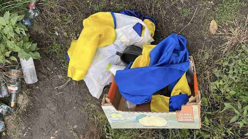 На Волині пенсіонер викрав з Меморіалу слави 13 прапорів і викинув їх на смітник (ФОТО)