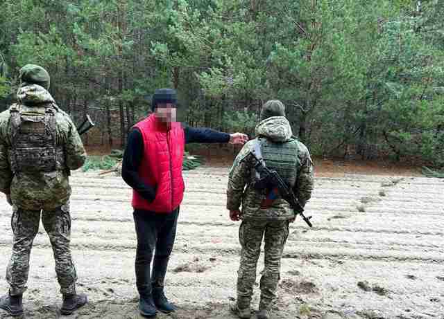 На Волині прикордонники затримали росіянина, який плив по річці в Україну на матраці