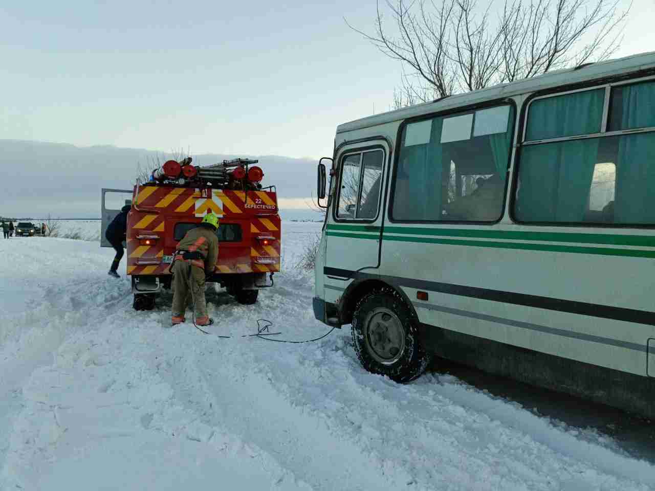 На Волині рейсовий автобус з пасажирами застряг у сніговому заметі (ФОТО)