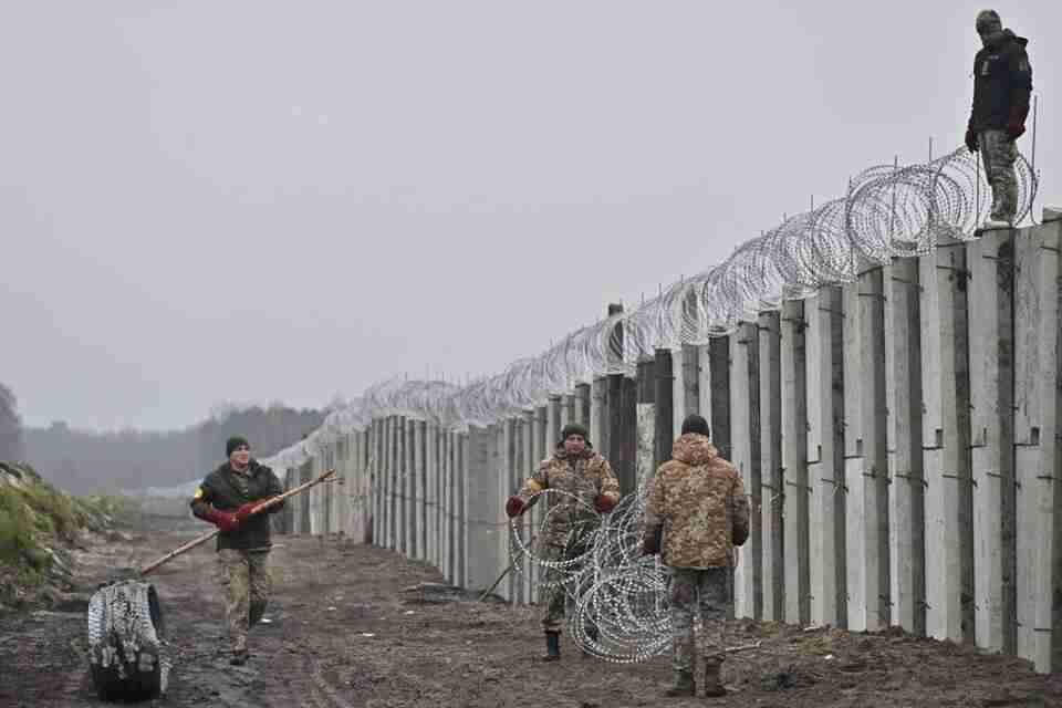 На Волині священники допомагають будувати стіну на кордоні з білоруссю
