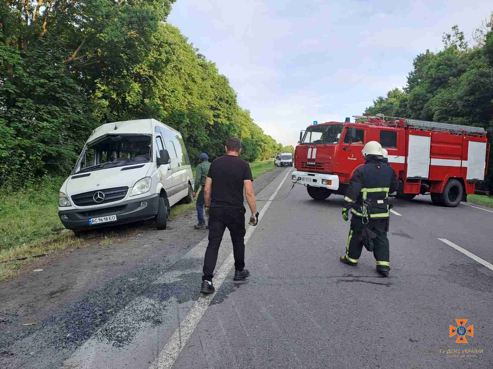 На Волині вантажівка врізалася у пасажирський автобус: відомо про 13 постраждалих (ФОТО)