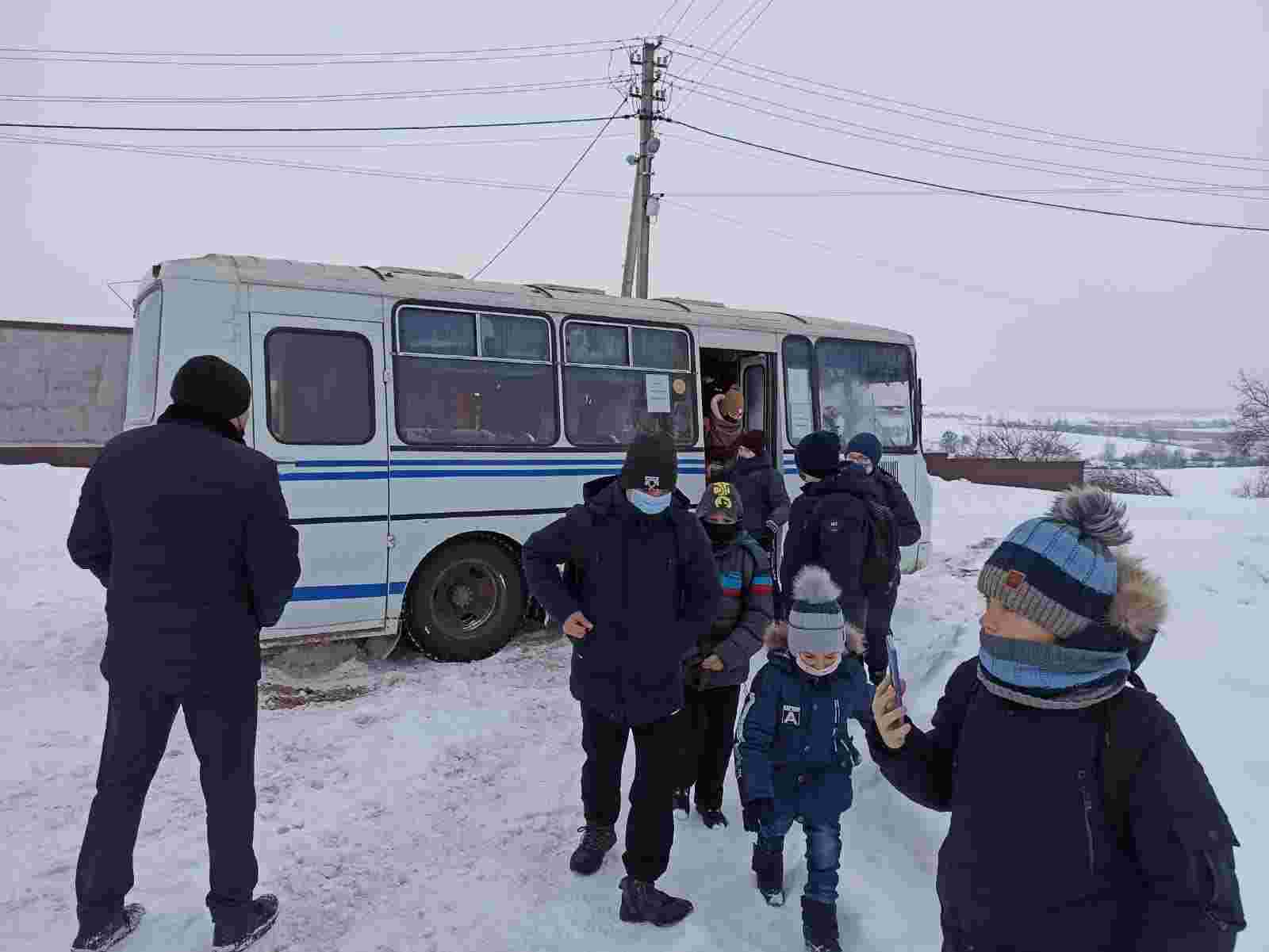 На Волині рятувальники визволили зі снігового полону шкільний автобус з дітьми (фото)