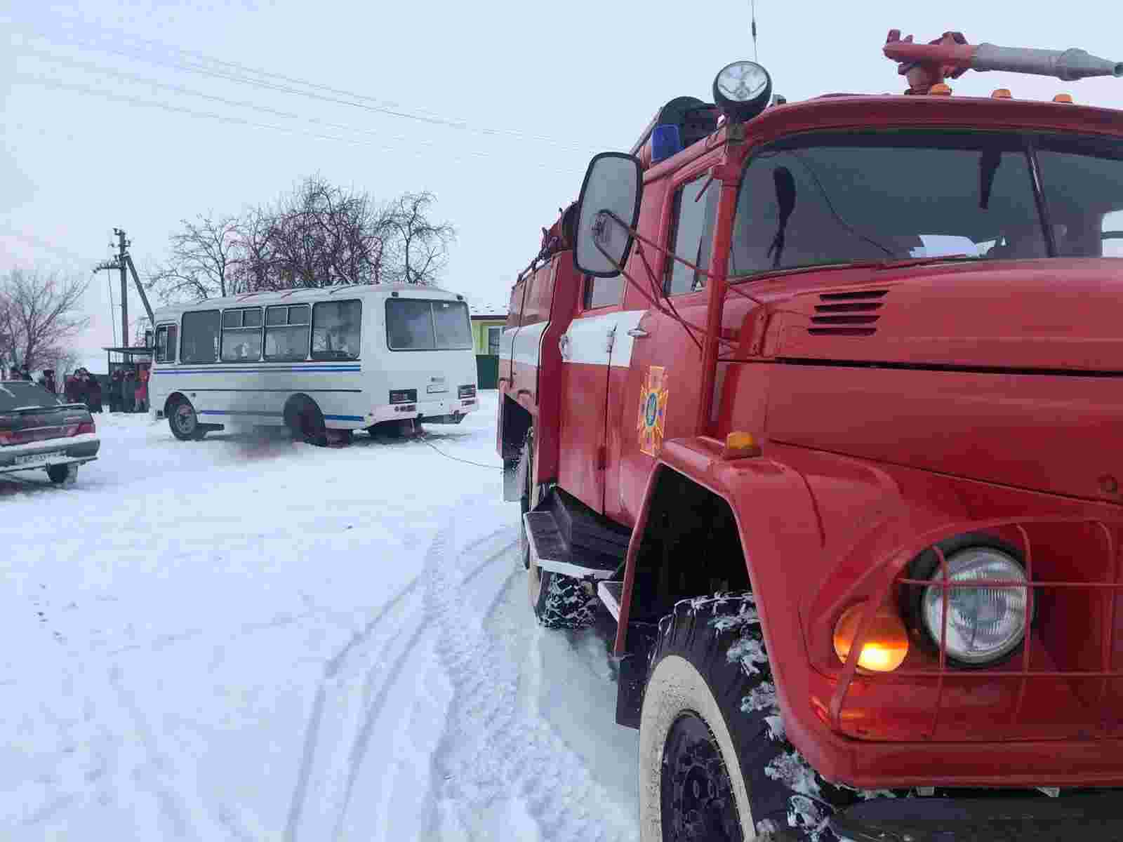 На Волині рятувальники визволили зі снігового полону шкільний автобус з дітьми (фото)