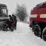 На Волині у сніговому заметі застряг шкільний автобус з дітьми (фото, відео)