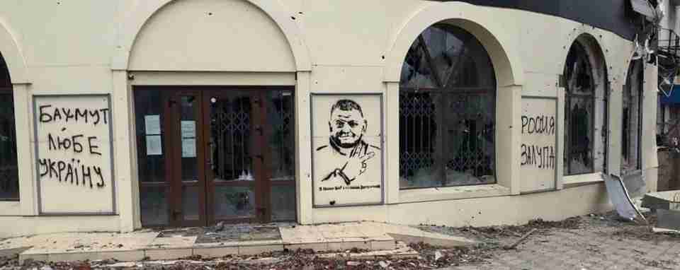 На вулицях Бахмута з’явилися малюнки Бенксі: «З нами Бог і отаман Залужний» (ФОТО)