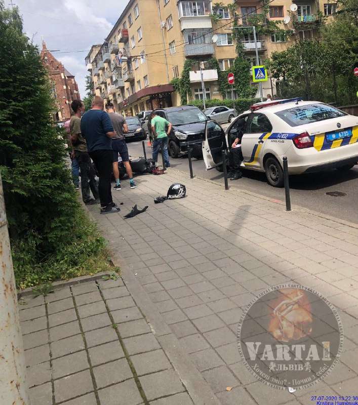 На вулиці Горбачевського сталася аварія за участі авто та мотоцикла (фото)