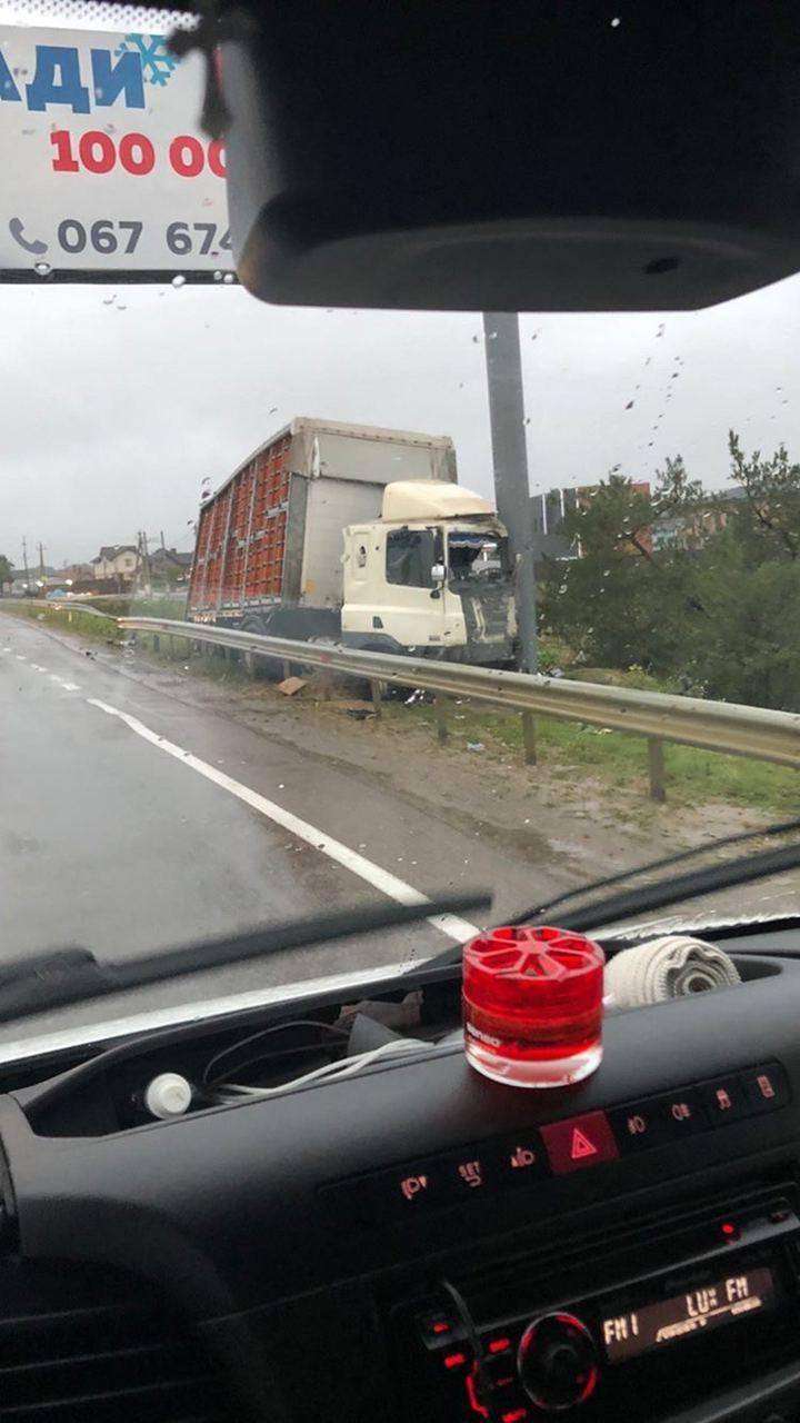На виїзді зі Львова зіткнулись дві вантажівки (фото, відео)