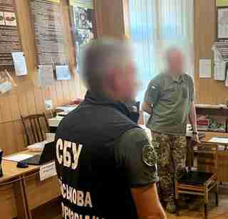 На заході України упіймали військовослужбовця ТЦК, який продавав повістки (ФОТО)