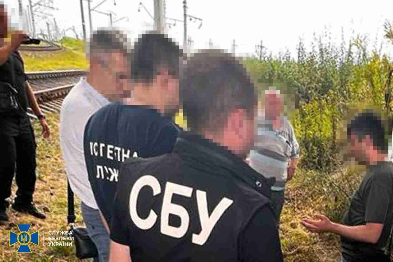 На заході України затримали чоловіка під час встановлення на опору залізничного мосту «GPS-маячка» для наведення російських ракет (ВІДЕО)